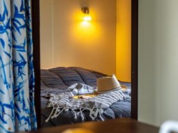 Camping Pas Cher vous présente avec son site Officiel campingpascher.fr, le Camping Les Ballastières - Vosges Du Sud classé 3 étoiles, situé sur la commune de Champagney dans le département Haute-saône (Franche Comté) en France. Le camping Les Ballastières - Vosges Du Sud, vous présente un hébergement de type mobil-home de 28 m² et télévision. Le camping Les Ballastières - Vosges Du Sud vous propose du vendredi 13 mars au vendredi 20 mars 2026 pour 7 nuits à 613.2€. Cette location propose 197 dates différentes pour réserver votre séjour. Découvrez également les 12 autres gammes d'hébergements du camping. Les Avis clients pour le Camping Les Ballastières - Vosges Du Sud sont excellents avec une note moyenne de 8 sur 10. Lac, Piscine extérieure, Animations familiales, Aire de jeux enfants, Pétanque, Terrain de football, Bar, Brasserie, Supermarché, Épicerie,... En savoir plus : cliquez-ICI.