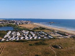 Camping Pas Cher vous présente avec son site Officiel campingpascher.fr, le Camping De La Plage classé 3 étoiles, situé sur la commune de Guidel dans le département Morbihan (Bretagne) en France. Le camping De La Plage vous propose un hébergement de type mobil-home de 36 m². L'établissement vous propose 4 autres types d'hébergements. Découvrez tous nos séjours à petits prix dans la commune et aux alentours de Guidel du département : Morbihan (Bretagne). Les Avis clients pour le Camping De La Plage sont excellents avec une note moyenne de 8 sur 10. Piscine chauffée, Piscine couverte, Animation enfants, Animations familiales, Aire de jeux enfants, Baby-foot, Canoë-kayak, Cyclisme, Jet-ski, Paddle, Ping-pong, Plongée, Pétanque, Randonnée, Salle de jeux vidéo, Surf, Terrain de football, Terrain de volley-ball, Terrain multisports, Voile, Bar, Snack/Bar, Supermarché,... En savoir plus : cliquez-ICI.