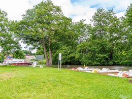 Camping Pas Cher vous présente avec son site Officiel campingpascher.fr, le Camping Des Lancières classé 3 étoiles, situé sur la commune de Rogny Les Sept Ecluses dans le département Yonne (Bourgogne) en France. Le camping Des Lancières vous propose un hébergement de type tente de 20 m² pour 4 personnes. L'établissement vous propose 6 autres types d'hébergements. Découvrez tous nos séjours à petits prix dans la commune et aux alentours de Rogny Les Sept Ecluses du département : Yonne (Bourgogne). Les Avis clients pour le Camping Des Lancières sont excellents avec une note moyenne de 9 sur 10. Aire de jeux enfants, Centre équestre, Court de tennis, Cyclisme, Ping-pong, Pédalo, Pétanque, Trampoline,... En savoir plus : cliquez-ICI.