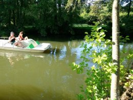 Camping Pas Cher vous présente avec son site Officiel campingpascher.fr, le Camping Des Lancières classé 3 étoiles, situé sur la commune de Rogny Les Sept Ecluses dans le département Yonne (Bourgogne) en France. Le camping Des Lancières, vous présente un hébergement de type tente en toile et bois de 7 m². Le camping Des Lancières vous propose du vendredi 01 mai au vendredi 08 mai 2026 pour 7 nuits à 150€. Cette location propose 139 dates différentes pour réserver votre séjour. Découvrez également les 5 autres gammes d'hébergements du camping. Les Avis clients pour le Camping Des Lancières sont excellents avec une note moyenne de 9 sur 10. Aire de jeux enfants, Centre équestre, Court de tennis, Cyclisme, Ping-pong, Pédalo, Pétanque, Trampoline,... En savoir plus : cliquez-ICI.