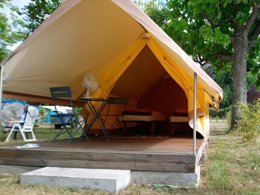 Camping Pas Cher vous présente avec son site Officiel campingpascher.fr, le Camping Des Lancières classé 3 étoiles, situé sur la commune de Rogny Les Sept Ecluses dans le département Yonne (Bourgogne) en France. Le camping Des Lancières, vous présente un hébergement de type tente en toile et bois de 7 m². Le camping Des Lancières vous propose du vendredi 01 mai au vendredi 08 mai 2026 pour 7 nuits à 150€. Cette location propose 139 dates différentes pour réserver votre séjour. Découvrez également les 5 autres gammes d'hébergements du camping. Les Avis clients pour le Camping Des Lancières sont excellents avec une note moyenne de 9 sur 10. Aire de jeux enfants, Centre équestre, Court de tennis, Cyclisme, Ping-pong, Pédalo, Pétanque, Trampoline,... En savoir plus : cliquez-ICI.