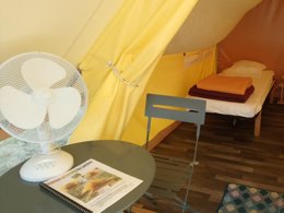 Camping Pas Cher vous présente avec son site Officiel campingpascher.fr, le Camping Des Lancières classé 3 étoiles, situé sur la commune de Rogny Les Sept Ecluses dans le département Yonne (Bourgogne) en France. Le camping Des Lancières vous propose un hébergement de type tente de 20 m² pour 4 personnes. L'établissement vous propose 5 autres types d'hébergements. Découvrez tous nos séjours à petits prix dans la commune et aux alentours de Rogny Les Sept Ecluses du département : Yonne (Bourgogne). Les Avis clients pour le Camping Des Lancières sont excellents avec une note moyenne de 9 sur 10. Aire de jeux enfants, Centre équestre, Court de tennis, Cyclisme, Ping-pong, Pédalo, Pétanque, Trampoline,... En savoir plus : cliquez-ICI.