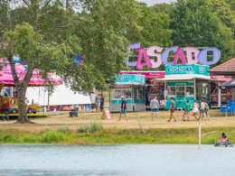 Camping Pas Cher vous présente avec son site Officiel campingpascher.fr, le Camping La Plage classé 3 étoiles, situé sur la commune de Mansigne dans le département Sarthe (Pays De La Loire) en France. Le camping La Plage, vous présente un hébergement de type mobil-home de 21 m². Le camping La Plage vous propose du lundi 30 mars au lundi 06 avril 2026 pour 7 nuits à 120.36€. Cette location propose 203 dates différentes pour réserver votre séjour. Découvrez également les 6 autres gammes d'hébergements du camping. Lac, Piscine extérieure, Club enfants, Aire de jeux enfants, Canoë-kayak, Court de tennis, Paddle, Pédalo, Pétanque, Terrain multisports, Bar, Snack/Bar,... En savoir plus : cliquez-ICI.