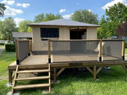 Camping Pas Cher vous présente avec son site Officiel campingpascher.fr, le Camping La Plage classé 3 étoiles, situé sur la commune de Mansigne dans le département Sarthe (Pays De La Loire) en France. Le camping La Plage vous propose un hébergement de type bungalow toilé de 16 m². L'établissement vous propose 6 autres types d'hébergements. Découvrez tous nos séjours à petits prix dans la commune et aux alentours de Mansigne du département : Sarthe (Pays De La Loire). Lac, Piscine extérieure, Club enfants, Aire de jeux enfants, Canoë-kayak, Court de tennis, Paddle, Pédalo, Pétanque, Terrain multisports, Bar, Snack/Bar,... En savoir plus : cliquez-ICI.