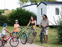 Camping Pas Cher vous présente avec son site Officiel campingpascher.fr, le Camping La Plage classé 3 étoiles, situé sur la commune de Mansigne dans le département Sarthe (Pays De La Loire) en France. Le camping La Plage vous propose un hébergement de type bungalow toilé de 16 m². L'établissement vous propose 6 autres types d'hébergements. Découvrez tous nos séjours à petits prix dans la commune et aux alentours de Mansigne du département : Sarthe (Pays De La Loire). Lac, Piscine extérieure, Club enfants, Aire de jeux enfants, Canoë-kayak, Court de tennis, Paddle, Pédalo, Pétanque, Terrain multisports, Bar, Snack/Bar,... En savoir plus : cliquez-ICI.