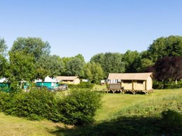 Camping Pas Cher vous présente avec son site Officiel campingpascher.fr, le Camping La Plage classé 3 étoiles, situé sur la commune de Mansigne dans le département Sarthe (Pays De La Loire) en France. Le camping La Plage, vous présente un hébergement de type mobil-home pour 2 personnes. Le camping La Plage vous propose du dimanche 29 mars au dimanche 05 avril 2026 pour 7 nuits à 102€. Cette location propose 188 dates différentes pour réserver votre séjour. Découvrez également les 6 autres gammes d'hébergements du camping. Lac, Piscine extérieure, Club enfants, Aire de jeux enfants, Canoë-kayak, Court de tennis, Paddle, Pédalo, Pétanque, Terrain multisports, Bar, Snack/Bar,... En savoir plus : cliquez-ICI.