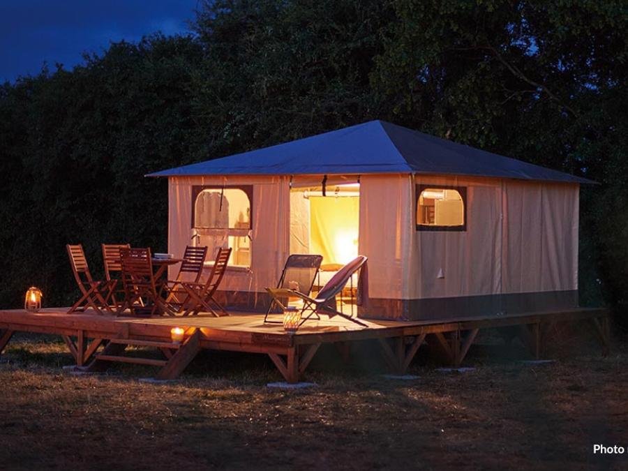 Camping Pas Cher vous présente avec son site Officiel campingpascher.fr, le Camping Flower Le Jardin De Sully classé 3 étoiles, situé sur la commune de Saint Pere Sur Loire dans le département Loiret (Centre Val De Loire) en France. Le camping Flower Le Jardin De Sully vous propose un hébergement de type bungalow toilé de 19 m² pour 1 personne. L'établissement vous propose 12 autres types d'hébergements. Découvrez tous nos séjours à petits prix dans la commune et aux alentours de Saint Pere Sur Loire du département : Loiret (Centre Val De Loire). Aire de jeux enfants, Court de tennis, Ping-pong, Dépôt de pain, Snack/Bar,... En savoir plus : cliquez-ICI.