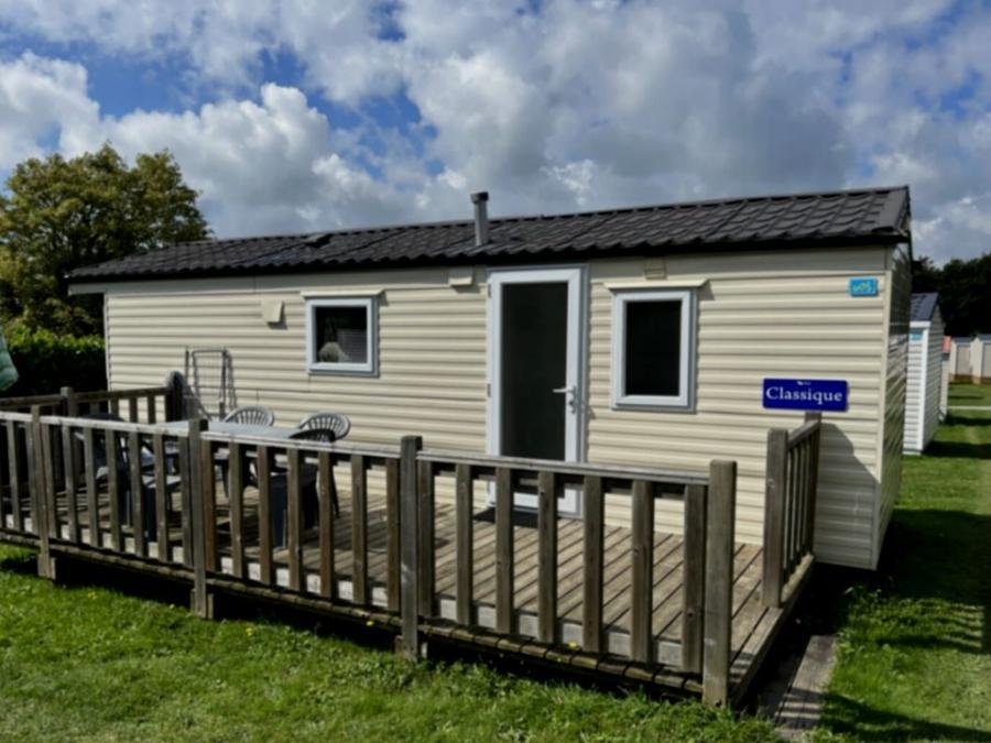 Camping Pas Cher vous présente avec son site Officiel campingpascher.fr, le Camping Paradis Du Quinquis classé 4 étoiles, situé sur la commune de Clohars Carnoet dans le département Finistère (Bretagne) en France. Le camping Paradis Du Quinquis, vous présente un hébergement de type mobil-home de 36 m². Le camping Paradis Du Quinquis vous propose du sam. 05 septembre au sam. 12 septembre 2026, en promotion à -10% pour 7 nuits à 239 € au lieu de 267,0 € soit une Économie de 28 €. Cette location propose 5 dates différentes pour réserver votre séjour. Découvrez également les 9 autres gammes d'hébergements du camping. Les Avis clients pour le Camping Paradis Du Quinquis sont excellents avec une note moyenne de 8 sur 10. Piscine chauffée, Piscine extérieure, Animation enfants, Animations familiales, Club ados, Club enfants, Aire de jeux enfants, Centre équestre, Cyclisme, Ping-pong, Piscine, Planche à voile, Pétanque, Randonnée, Structure gonflable enfants, Surf, Terrain de football, Terrain multisports, Bar, Restaurant, Épicerie,... En savoir plus : cliquez-ICI.