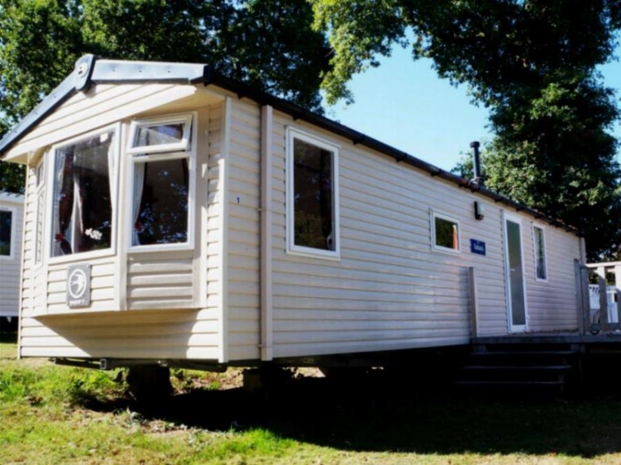 Camping Pas Cher vous présente avec son site Officiel campingpascher.fr, le Camping Paradis Du Quinquis classé 4 étoiles, situé sur la commune de Clohars Carnoet dans le département Finistère (Bretagne) en France. Le camping Paradis Du Quinquis vous propose un hébergement de type mobil-home de 36 m². L'établissement vous propose 9 autres types d'hébergements. Découvrez tous nos séjours à petits prix dans la commune et aux alentours de Clohars Carnoet du département : Finistère (Bretagne). Les Avis clients pour le Camping Paradis Du Quinquis sont excellents avec une note moyenne de 8 sur 10. Piscine chauffée, Piscine extérieure, Animation enfants, Animations familiales, Club ados, Club enfants, Aire de jeux enfants, Centre équestre, Cyclisme, Ping-pong, Piscine, Planche à voile, Pétanque, Randonnée, Structure gonflable enfants, Surf, Terrain de football, Terrain multisports, Bar, Restaurant, Épicerie,... En savoir plus : cliquez-ICI.