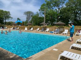 Camping Pas Cher vous présente avec son site Officiel campingpascher.fr, le Camping Paradis Du Quinquis classé 4 étoiles, situé sur la commune de Clohars Carnoet dans le département Finistère (Bretagne) en France. Le camping Paradis Du Quinquis vous propose un hébergement de type mobil-home de 34 m². L'établissement vous propose 9 autres types d'hébergements. Découvrez tous nos séjours à petits prix dans la commune et aux alentours de Clohars Carnoet du département : Finistère (Bretagne). Les Avis clients pour le Camping Paradis Du Quinquis sont excellents avec une note moyenne de 8 sur 10. Piscine chauffée, Piscine extérieure, Animation enfants, Animations familiales, Club ados, Club enfants, Aire de jeux enfants, Centre équestre, Cyclisme, Ping-pong, Piscine, Planche à voile, Pétanque, Randonnée, Structure gonflable enfants, Surf, Terrain de football, Terrain multisports, Bar, Restaurant, Épicerie,... En savoir plus : cliquez-ICI.