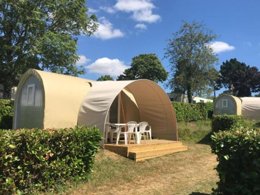 Camping Pas Cher vous présente avec son site Officiel campingpascher.fr, le Camping Paradis Du Quinquis classé 4 étoiles, situé sur la commune de Clohars Carnoet dans le département Finistère (Bretagne) en France. Le camping Paradis Du Quinquis, vous présente un hébergement de type tente de 17 m². Le camping Paradis Du Quinquis vous propose du sam. 02 mai au sam. 09 mai 2026, en promotion à -10% pour 7 nuits à 309 € au lieu de 344,0 € soit une Économie de 35 €. Cette location propose 18 dates différentes pour réserver votre séjour. Découvrez également les 9 autres gammes d'hébergements du camping. Les Avis clients pour le Camping Paradis Du Quinquis sont excellents avec une note moyenne de 8 sur 10. Piscine chauffée, Piscine extérieure, Animation enfants, Animations familiales, Club ados, Club enfants, Aire de jeux enfants, Centre équestre, Cyclisme, Ping-pong, Piscine, Planche à voile, Pétanque, Randonnée, Structure gonflable enfants, Surf, Terrain de football, Terrain multisports, Bar, Restaurant, Épicerie,... En savoir plus : cliquez-ICI.