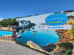 Camping Pas Cher vous présente avec son site Officiel campingpascher.fr, le Camping Paradis Du Quinquis classé 4 étoiles, situé sur la commune de Clohars Carnoet dans le département Finistère (Bretagne) en France. Le camping Paradis Du Quinquis, vous présente un hébergement de type mobil-home de 24 m². Le camping Paradis Du Quinquis vous propose du sam. 06 juin au sam. 13 juin 2026, en promotion à -10% pour 7 nuits à 229 € au lieu de 257,0 € soit une Économie de 28 €. Cette location propose 24 dates différentes pour réserver votre séjour. Découvrez également les 9 autres gammes d'hébergements du camping. Les Avis clients pour le Camping Paradis Du Quinquis sont excellents avec une note moyenne de 8 sur 10. Piscine chauffée, Piscine extérieure, Animation enfants, Animations familiales, Club ados, Club enfants, Aire de jeux enfants, Centre équestre, Cyclisme, Ping-pong, Piscine, Planche à voile, Pétanque, Randonnée, Structure gonflable enfants, Surf, Terrain de football, Terrain multisports, Bar, Restaurant, Épicerie,... En savoir plus : cliquez-ICI.
