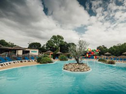 Camping Pas Cher vous présente avec son site Officiel campingpascher.fr, le Camping Paradis Du Quinquis classé 4 étoiles, situé sur la commune de Clohars Carnoet dans le département Finistère (Bretagne) en France. Le camping Paradis Du Quinquis, vous présente un hébergement de type mobil-home de 32 m². Le camping Paradis Du Quinquis vous propose du sam. 30 mai au sam. 06 juin 2026, en promotion à -10% pour 7 nuits à 229 € au lieu de 257,0 € soit une Économie de 28 €. Cette location propose 24 dates différentes pour réserver votre séjour. Découvrez également les 9 autres gammes d'hébergements du camping. Les Avis clients pour le Camping Paradis Du Quinquis sont excellents avec une note moyenne de 8 sur 10. Piscine chauffée, Piscine extérieure, Animation enfants, Animations familiales, Club ados, Club enfants, Aire de jeux enfants, Centre équestre, Cyclisme, Ping-pong, Piscine, Planche à voile, Pétanque, Randonnée, Structure gonflable enfants, Surf, Terrain de football, Terrain multisports, Bar, Restaurant, Épicerie,... En savoir plus : cliquez-ICI.