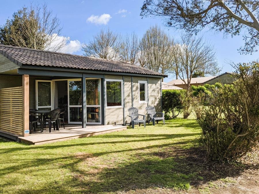 Camping Pas Cher vous présente avec son site Officiel campingpascher.fr, le Camping De Keralouet classé 3 étoiles, situé sur la commune de Lesconil dans le département Finistère (Bretagne) en France. Le camping De Keralouet vous propose un hébergement de type chalet de 32 m² pour 5 personnes (télévision). L'établissement vous propose 9 autres types d'hébergements. Découvrez tous nos séjours à petits prix dans la commune et aux alentours de Lesconil du département : Finistère (Bretagne). Les Avis clients pour le Camping De Keralouet sont excellents avec une note moyenne de 9 sur 10. Mer, Piscine chauffée, Piscine extérieure, Aire de jeux enfants, Ping-pong, Pétanque, Boulangerie, Bureau de tabac, Créperie, Dépôt de pain, Restaurant, Supermarché, Épicerie,... En savoir plus : cliquez-ICI.