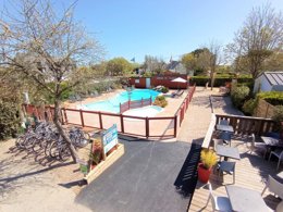 Camping Pas Cher vous présente avec son site Officiel campingpascher.fr, le Camping De Keralouet classé 3 étoiles, situé sur la commune de Lesconil dans le département Finistère (Bretagne) en France. Le camping De Keralouet, vous présente un hébergement de type mobil-home de 27 m² pour 4 personnes et télévision. Le camping De Keralouet vous propose du mercredi 01 avril au mercredi 08 avril 2026 pour 7 nuits à 341€. Cette location propose 103 dates différentes pour réserver votre séjour. Découvrez également les 9 autres gammes d'hébergements du camping. Les Avis clients pour le Camping De Keralouet sont excellents avec une note moyenne de 9 sur 10. Mer, Piscine chauffée, Piscine extérieure, Aire de jeux enfants, Ping-pong, Pétanque, Boulangerie, Bureau de tabac, Créperie, Dépôt de pain, Restaurant, Supermarché, Épicerie,... En savoir plus : cliquez-ICI.