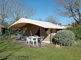 Camping Pas Cher vous présente avec son site Officiel campingpascher.fr, le Camping De Keralouet classé 3 étoiles, situé sur la commune de Lesconil dans le département Finistère (Bretagne) en France. Le camping De Keralouet, vous présente un hébergement de type bungalow toilé de 20 m² pour 4 personnes. Le camping De Keralouet vous propose du sam. 30 mai au sam. 06 juin 2026 pour 7 nuits à 263€. Cette location propose 44 dates différentes pour réserver votre séjour. Découvrez également les 9 autres gammes d'hébergements du camping. Les Avis clients pour le Camping De Keralouet sont excellents avec une note moyenne de 9 sur 10. Mer, Piscine chauffée, Piscine extérieure, Aire de jeux enfants, Ping-pong, Pétanque, Boulangerie, Bureau de tabac, Créperie, Dépôt de pain, Restaurant, Supermarché, Épicerie,... En savoir plus : cliquez-ICI.