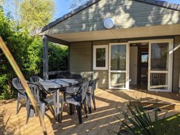 Camping Pas Cher vous présente avec son site Officiel campingpascher.fr, le Camping De Keralouet classé 3 étoiles, situé sur la commune de Lesconil dans le département Finistère (Bretagne) en France. Le camping De Keralouet, vous présente un hébergement de type chalet de 24 m² pour 5 personnes et télévision. Le camping De Keralouet vous propose du mercredi 01 avril au mercredi 08 avril 2026 pour 7 nuits à 341€. Cette location propose 103 dates différentes pour réserver votre séjour. Découvrez également les 9 autres gammes d'hébergements du camping. Les Avis clients pour le Camping De Keralouet sont excellents avec une note moyenne de 9 sur 10. Mer, Piscine chauffée, Piscine extérieure, Aire de jeux enfants, Ping-pong, Pétanque, Boulangerie, Bureau de tabac, Créperie, Dépôt de pain, Restaurant, Supermarché, Épicerie,... En savoir plus : cliquez-ICI.