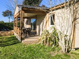 Camping Pas Cher vous présente avec son site Officiel campingpascher.fr, le Camping De Keralouet classé 3 étoiles, situé sur la commune de Lesconil dans le département Finistère (Bretagne) en France. Le camping De Keralouet, vous présente un hébergement de type chalet de 34 m² pour 6 personnes et télévision. Le camping De Keralouet vous propose du mercredi 01 avril au mercredi 08 avril 2026 pour 7 nuits à 398€. Cette location propose 103 dates différentes pour réserver votre séjour. Découvrez également les 9 autres gammes d'hébergements du camping. Les Avis clients pour le Camping De Keralouet sont excellents avec une note moyenne de 9 sur 10. Mer, Piscine chauffée, Piscine extérieure, Aire de jeux enfants, Ping-pong, Pétanque, Boulangerie, Bureau de tabac, Créperie, Dépôt de pain, Restaurant, Supermarché, Épicerie,... En savoir plus : cliquez-ICI.