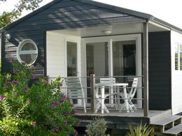 Camping Pas Cher vous présente avec son site Officiel campingpascher.fr, le Camping De Keralouet classé 3 étoiles, situé sur la commune de Lesconil dans le département Finistère (Bretagne) en France. Le camping De Keralouet, vous présente un hébergement de type chalet de 20 m² pour 1 personne et télévision. Le camping De Keralouet vous propose du mercredi 01 avril au mercredi 08 avril 2026 pour 7 nuits à 244€. Cette location propose 103 dates différentes pour réserver votre séjour. Découvrez également les 9 autres gammes d'hébergements du camping. Les Avis clients pour le Camping De Keralouet sont excellents avec une note moyenne de 9 sur 10. Mer, Piscine chauffée, Piscine extérieure, Aire de jeux enfants, Ping-pong, Pétanque, Boulangerie, Bureau de tabac, Créperie, Dépôt de pain, Restaurant, Supermarché, Épicerie,... En savoir plus : cliquez-ICI.