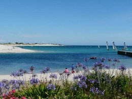 Camping Pas Cher vous présente avec son site Officiel campingpascher.fr, le Camping De Keralouet classé 3 étoiles, situé sur la commune de Lesconil dans le département Finistère (Bretagne) en France. Le camping De Keralouet, vous présente un hébergement de type chalet de 24 m² pour 5 personnes et télévision. Le camping De Keralouet vous propose du mercredi 01 avril au mercredi 08 avril 2026 pour 7 nuits à 341€. Cette location propose 103 dates différentes pour réserver votre séjour. Découvrez également les 9 autres gammes d'hébergements du camping. Les Avis clients pour le Camping De Keralouet sont excellents avec une note moyenne de 9 sur 10. Mer, Piscine chauffée, Piscine extérieure, Aire de jeux enfants, Ping-pong, Pétanque, Boulangerie, Bureau de tabac, Créperie, Dépôt de pain, Restaurant, Supermarché, Épicerie,... En savoir plus : cliquez-ICI.