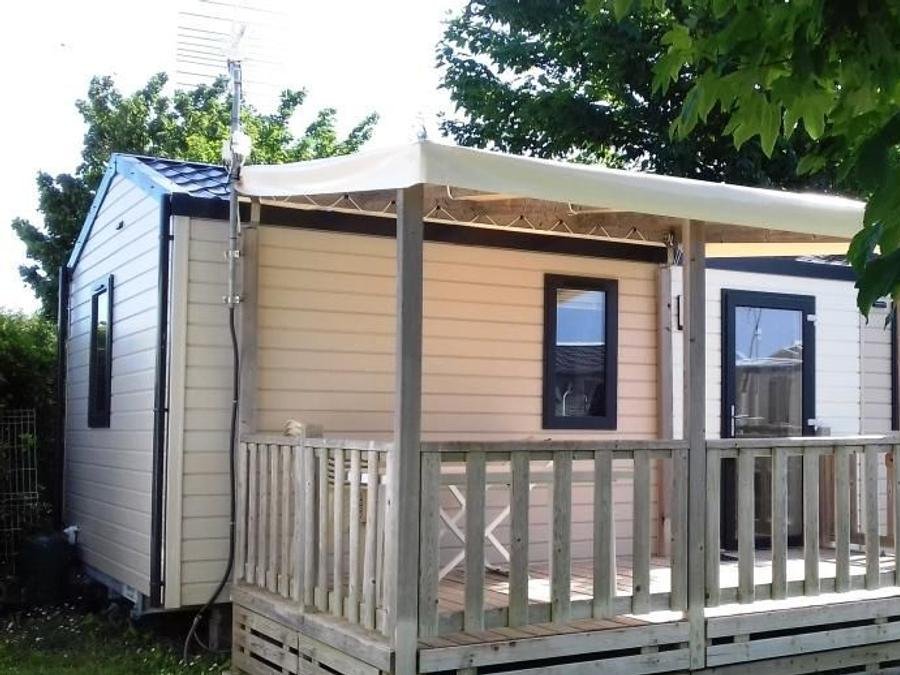 Camping Pas Cher vous présente avec son site Officiel campingpascher.fr, le Camping Les Hortensias classé 3 étoiles, situé sur la commune de Loctudy dans le département Finistère (Bretagne) en France. Le camping Les Hortensias vous propose un hébergement de type mobil-home de 27 m² (télévision). L'établissement vous propose 7 autres types d'hébergements. Découvrez tous nos séjours à petits prix dans la commune et aux alentours de Loctudy du département : Finistère (Bretagne). Piscine couverte, Piscine extérieure, Animations familiales, Club enfants, Aire de jeux enfants, Baby-foot, Ping-pong, Pétanque, Structure gonflable enfants, Terrain de volley-ball, Terrain multisports, Bar, Dépôt de pain, Snack/Bar,... En savoir plus : cliquez-ICI.