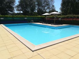 Camping Pas Cher vous présente avec son site Officiel campingpascher.fr, le Camping De L'Hippodrome classé 3 étoiles, situé sur la commune de Sable Sur Sarthe dans le département Sarthe (Pays De La Loire) en France. Le camping De L'Hippodrome vous propose un hébergement de type chalet de 29 m² (télévision). L'établissement vous propose 6 autres types d'hébergements. Découvrez tous nos séjours à petits prix dans la commune et aux alentours de Sable Sur Sarthe du département : Sarthe (Pays De La Loire). Les Avis clients pour le Camping De L'Hippodrome sont excellents avec une note moyenne de 9 sur 10. LacÉtang, Piscine extérieure, Animations familiales, Aire de jeux enfants, Canoë-kayak, Court de tennis, Cyclisme, Ping-pong, Randonnée, Terrain de badminton, Terrain multisports,... En savoir plus : cliquez-ICI.