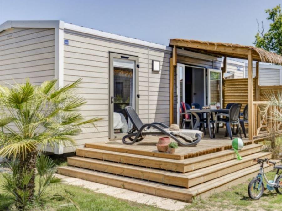 Camping Pas Cher vous présente avec son site Officiel campingpascher.fr, le Camping Le Cabellou Plage classé 5 étoiles, situé sur la commune de Concarneau dans le département Finistère (Bretagne) en France. Le camping Le Cabellou Plage vous propose un hébergement de type mobil-home de 32 m² pour 6 personnes (télévision). L'établissement vous propose 16 autres types d'hébergements. Découvrez tous nos séjours à petits prix dans la commune et aux alentours de Concarneau du département : Finistère (Bretagne). Les Avis clients pour le Camping Le Cabellou Plage sont excellents avec une note moyenne de 9 sur 10. Mer, Piscine couverte, Piscine extérieure, Animations familiales, Club ados, Club enfants, Aire de jeux enfants, Baby-foot, Canoë-kayak, Court de padel couvert, Court de padel en extérieur, Court de tennis, Location de bateaux, Paddle, Parcours sportif, Ping-pong, Piscine, Planche à voile, Plongée, Pétanque, Randonnée, Salle de fitness, Salle de jeux vidéo, Structure gonflable enfants, Terrain de beach-volley, Terrain multisports, Voile, kiteSurf, Bar, Dépôt de pain, Restaurant, Snack/Bar, Épicerie,... En savoir plus : cliquez-ICI.
