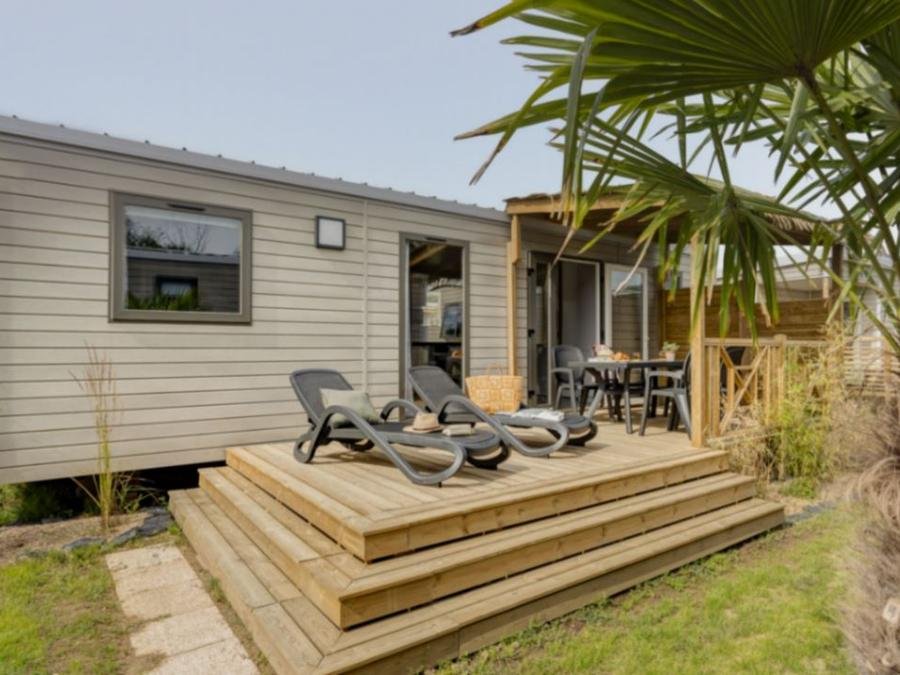 Camping Pas Cher vous présente avec son site Officiel campingpascher.fr, le Camping Le Cabellou Plage classé 5 étoiles, situé sur la commune de Concarneau dans le département Finistère (Bretagne) en France. Le camping Le Cabellou Plage vous propose un hébergement de type mobil-home de 36 m² pour 6 personnes (télévision). L'établissement vous propose 16 autres types d'hébergements. Découvrez tous nos séjours à petits prix dans la commune et aux alentours de Concarneau du département : Finistère (Bretagne). Les Avis clients pour le Camping Le Cabellou Plage sont excellents avec une note moyenne de 9 sur 10. Mer, Piscine couverte, Piscine extérieure, Animations familiales, Club ados, Club enfants, Aire de jeux enfants, Baby-foot, Canoë-kayak, Court de padel couvert, Court de padel en extérieur, Court de tennis, Location de bateaux, Paddle, Parcours sportif, Ping-pong, Piscine, Planche à voile, Plongée, Pétanque, Randonnée, Salle de fitness, Salle de jeux vidéo, Structure gonflable enfants, Terrain de beach-volley, Terrain multisports, Voile, kiteSurf, Bar, Dépôt de pain, Restaurant, Snack/Bar, Épicerie,... En savoir plus : cliquez-ICI.