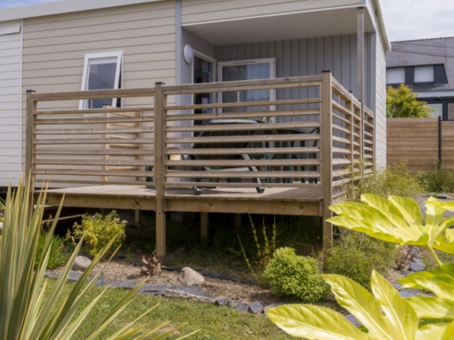 Camping Pas Cher vous présente avec son site Officiel campingpascher.fr, le Camping Le Cabellou Plage classé 5 étoiles, situé sur la commune de Concarneau dans le département Finistère (Bretagne) en France. Le camping Le Cabellou Plage vous propose un hébergement de type mobil-home de 25 m² pour 5 personnes (télévision). L'établissement vous propose 16 autres types d'hébergements. Découvrez tous nos séjours à petits prix dans la commune et aux alentours de Concarneau du département : Finistère (Bretagne). Les Avis clients pour le Camping Le Cabellou Plage sont excellents avec une note moyenne de 9 sur 10. Mer, Piscine couverte, Piscine extérieure, Animations familiales, Club ados, Club enfants, Aire de jeux enfants, Baby-foot, Canoë-kayak, Court de padel couvert, Court de padel en extérieur, Court de tennis, Location de bateaux, Paddle, Parcours sportif, Ping-pong, Piscine, Planche à voile, Plongée, Pétanque, Randonnée, Salle de fitness, Salle de jeux vidéo, Structure gonflable enfants, Terrain de beach-volley, Terrain multisports, Voile, kiteSurf, Bar, Dépôt de pain, Restaurant, Snack/Bar, Épicerie,... En savoir plus : cliquez-ICI.