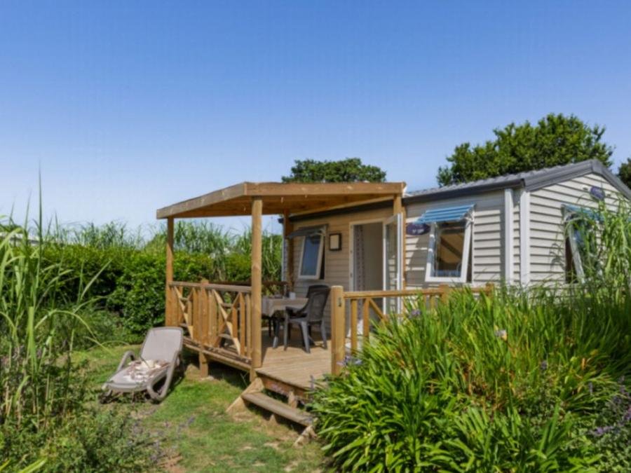 Camping Pas Cher vous présente avec son site Officiel campingpascher.fr, le Camping Le Cabellou Plage classé 5 étoiles, situé sur la commune de Concarneau dans le département Finistère (Bretagne) en France. Le camping Le Cabellou Plage, vous présente un hébergement de type mobil-home de 20 m² pour 3 personnes et télévision. Le camping Le Cabellou Plage vous proposeun séjour PAS CHER avec une REMISEdu dimanche 13 septembre au dimanche 20 septembre 2026, en promotion à -50% pour 7 nuits à 367,50 € au lieu de 735,0 € soit une Économie de 367,50 €. Cette location propose 18 dates différentes pour réserver votre séjour. Découvrez également les 16 autres gammes d'hébergements du camping. Les Avis clients pour le Camping Le Cabellou Plage sont excellents avec une note moyenne de 9 sur 10. Mer, Piscine couverte, Piscine extérieure, Animations familiales, Club ados, Club enfants, Aire de jeux enfants, Baby-foot, Canoë-kayak, Court de padel couvert, Court de padel en extérieur, Court de tennis, Location de bateaux, Paddle, Parcours sportif, Ping-pong, Piscine, Planche à voile, Plongée, Pétanque, Randonnée, Salle de fitness, Salle de jeux vidéo, Structure gonflable enfants, Terrain de beach-volley, Terrain multisports, Voile, kiteSurf, Bar, Dépôt de pain, Restaurant, Snack/Bar, Épicerie,... En savoir plus : cliquez-ICI.