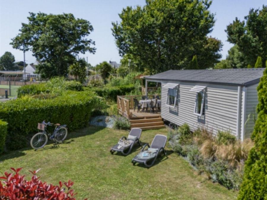Camping Pas Cher vous présente avec son site Officiel campingpascher.fr, le Camping Le Cabellou Plage classé 5 étoiles, situé sur la commune de Concarneau dans le département Finistère (Bretagne) en France. Le camping Le Cabellou Plage vous propose un hébergement de type mobil-home de 35 m² pour 6 personnes (télévision). L'établissement vous propose 16 autres types d'hébergements. Découvrez tous nos séjours à petits prix dans la commune et aux alentours de Concarneau du département : Finistère (Bretagne). Les Avis clients pour le Camping Le Cabellou Plage sont excellents avec une note moyenne de 9 sur 10. Mer, Piscine couverte, Piscine extérieure, Animations familiales, Club ados, Club enfants, Aire de jeux enfants, Baby-foot, Canoë-kayak, Court de padel couvert, Court de padel en extérieur, Court de tennis, Location de bateaux, Paddle, Parcours sportif, Ping-pong, Piscine, Planche à voile, Plongée, Pétanque, Randonnée, Salle de fitness, Salle de jeux vidéo, Structure gonflable enfants, Terrain de beach-volley, Terrain multisports, Voile, kiteSurf, Bar, Dépôt de pain, Restaurant, Snack/Bar, Épicerie,... En savoir plus : cliquez-ICI.