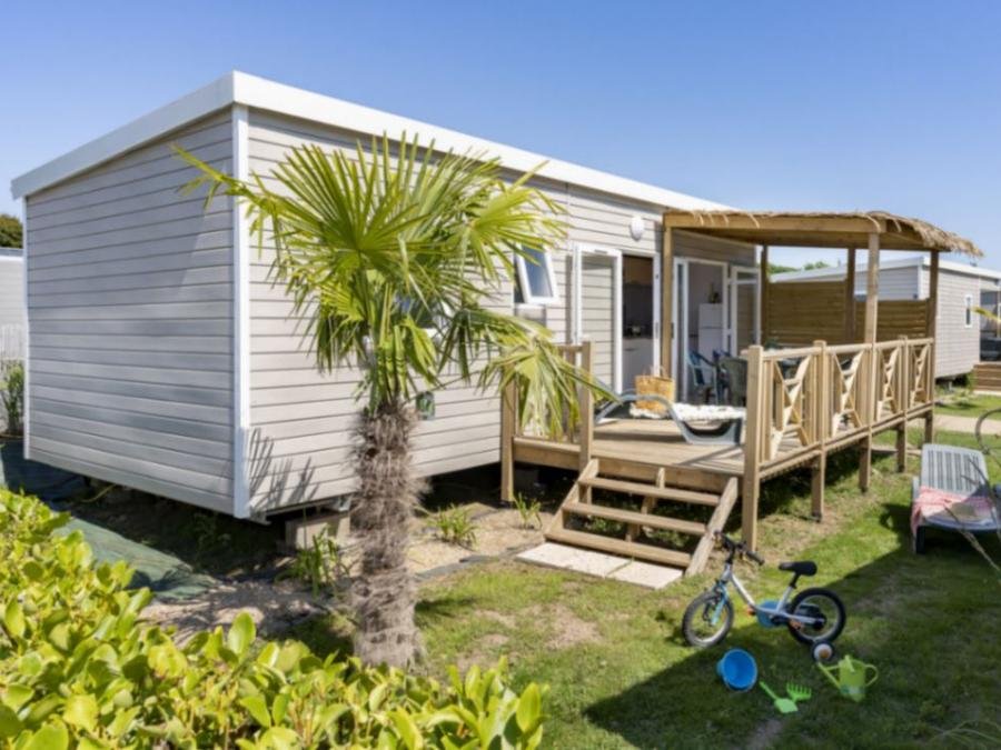 Camping Pas Cher vous présente avec son site Officiel campingpascher.fr, le Camping Le Cabellou Plage classé 5 étoiles, situé sur la commune de Concarneau dans le département Finistère (Bretagne) en France. Le camping Le Cabellou Plage vous propose un hébergement de type mobil-home de 32 m² pour 6 personnes (télévision). L'établissement vous propose 16 autres types d'hébergements. Découvrez tous nos séjours à petits prix dans la commune et aux alentours de Concarneau du département : Finistère (Bretagne). Les Avis clients pour le Camping Le Cabellou Plage sont excellents avec une note moyenne de 9 sur 10. Mer, Piscine couverte, Piscine extérieure, Animations familiales, Club ados, Club enfants, Aire de jeux enfants, Baby-foot, Canoë-kayak, Court de padel couvert, Court de padel en extérieur, Court de tennis, Location de bateaux, Paddle, Parcours sportif, Ping-pong, Piscine, Planche à voile, Plongée, Pétanque, Randonnée, Salle de fitness, Salle de jeux vidéo, Structure gonflable enfants, Terrain de beach-volley, Terrain multisports, Voile, kiteSurf, Bar, Dépôt de pain, Restaurant, Snack/Bar, Épicerie,... En savoir plus : cliquez-ICI.