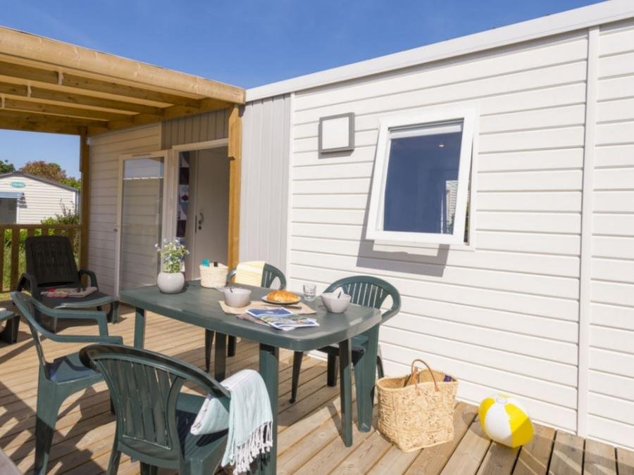 Camping Pas Cher vous présente avec son site Officiel campingpascher.fr, le Camping Le Cabellou Plage classé 5 étoiles, situé sur la commune de Concarneau dans le département Finistère (Bretagne) en France. Le camping Le Cabellou Plage vous propose un hébergement de type mobil-home de 34 m² pour 4 personnes (télévision). L'établissement vous propose 16 autres types d'hébergements. Découvrez tous nos séjours à petits prix dans la commune et aux alentours de Concarneau du département : Finistère (Bretagne). Les Avis clients pour le Camping Le Cabellou Plage sont excellents avec une note moyenne de 9 sur 10. Mer, Piscine couverte, Piscine extérieure, Animations familiales, Club ados, Club enfants, Aire de jeux enfants, Baby-foot, Canoë-kayak, Court de padel couvert, Court de padel en extérieur, Court de tennis, Location de bateaux, Paddle, Parcours sportif, Ping-pong, Piscine, Planche à voile, Plongée, Pétanque, Randonnée, Salle de fitness, Salle de jeux vidéo, Structure gonflable enfants, Terrain de beach-volley, Terrain multisports, Voile, kiteSurf, Bar, Dépôt de pain, Restaurant, Snack/Bar, Épicerie,... En savoir plus : cliquez-ICI.