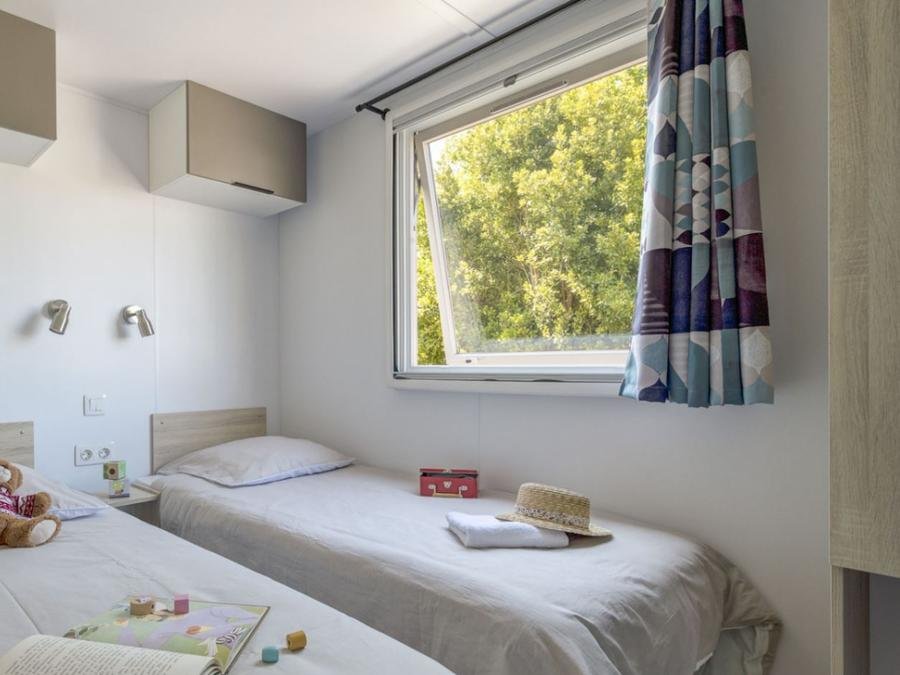Camping Pas Cher vous présente avec son site Officiel campingpascher.fr, le Camping Le Cabellou Plage classé 5 étoiles, situé sur la commune de Concarneau dans le département Finistère (Bretagne) en France. Le camping Le Cabellou Plage vous propose un hébergement de type mobil-home de 40 m² pour 8 personnes (télévision). L'établissement vous propose 16 autres types d'hébergements. Découvrez tous nos séjours à petits prix dans la commune et aux alentours de Concarneau du département : Finistère (Bretagne). Les Avis clients pour le Camping Le Cabellou Plage sont excellents avec une note moyenne de 9 sur 10. Mer, Piscine couverte, Piscine extérieure, Animations familiales, Club ados, Club enfants, Aire de jeux enfants, Baby-foot, Canoë-kayak, Court de padel couvert, Court de padel en extérieur, Court de tennis, Location de bateaux, Paddle, Parcours sportif, Ping-pong, Piscine, Planche à voile, Plongée, Pétanque, Randonnée, Salle de fitness, Salle de jeux vidéo, Structure gonflable enfants, Terrain de beach-volley, Terrain multisports, Voile, kiteSurf, Bar, Dépôt de pain, Restaurant, Snack/Bar, Épicerie,... En savoir plus : cliquez-ICI.