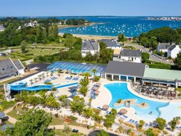 Camping Pas Cher vous présente avec son site Officiel campingpascher.fr, le Camping Le Cabellou Plage classé 5 étoiles, situé sur la commune de Concarneau dans le département Finistère (Bretagne) en France. Le camping Le Cabellou Plage vous propose un hébergement de type mobil-home de 40 m² pour 8 personnes (télévision). L'établissement vous propose 16 autres types d'hébergements. Découvrez tous nos séjours à petits prix dans la commune et aux alentours de Concarneau du département : Finistère (Bretagne). Les Avis clients pour le Camping Le Cabellou Plage sont excellents avec une note moyenne de 9 sur 10. Mer, Piscine couverte, Piscine extérieure, Animations familiales, Club ados, Club enfants, Aire de jeux enfants, Baby-foot, Canoë-kayak, Court de padel couvert, Court de padel en extérieur, Court de tennis, Location de bateaux, Paddle, Parcours sportif, Ping-pong, Piscine, Planche à voile, Plongée, Pétanque, Randonnée, Salle de fitness, Salle de jeux vidéo, Structure gonflable enfants, Terrain de beach-volley, Terrain multisports, Voile, kiteSurf, Bar, Dépôt de pain, Restaurant, Snack/Bar, Épicerie,... En savoir plus : cliquez-ICI.