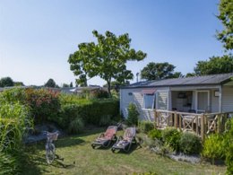 Camping Pas Cher vous présente avec son site Officiel campingpascher.fr, le Camping Le Cabellou Plage classé 5 étoiles, situé sur la commune de Concarneau dans le département Finistère (Bretagne) en France. Le camping Le Cabellou Plage, vous présente un hébergement de type mobil-home de 27 m² pour 4 personnes et télévision. Le camping Le Cabellou Plage vous proposeun séjour PAS CHER avec une REMISEdu vendredi 03 avril au vendredi 10 avril 2026, en promotion à -50% pour 7 nuits à 395,50 € au lieu de 791,0 € soit une Économie de 395,50 €. Cette location propose 106 dates différentes pour réserver votre séjour. Découvrez également les 16 autres gammes d'hébergements du camping. Les Avis clients pour le Camping Le Cabellou Plage sont excellents avec une note moyenne de 9 sur 10. Mer, Piscine couverte, Piscine extérieure, Animations familiales, Club ados, Club enfants, Aire de jeux enfants, Baby-foot, Canoë-kayak, Court de padel couvert, Court de padel en extérieur, Court de tennis, Location de bateaux, Paddle, Parcours sportif, Ping-pong, Piscine, Planche à voile, Plongée, Pétanque, Randonnée, Salle de fitness, Salle de jeux vidéo, Structure gonflable enfants, Terrain de beach-volley, Terrain multisports, Voile, kiteSurf, Bar, Dépôt de pain, Restaurant, Snack/Bar, Épicerie,... En savoir plus : cliquez-ICI.