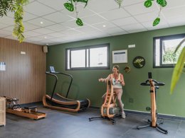 Camping Pas Cher vous présente avec son site Officiel campingpascher.fr, le Camping Le Cabellou Plage classé 5 étoiles, situé sur la commune de Concarneau dans le département Finistère (Bretagne) en France. Le camping Le Cabellou Plage, vous présente un hébergement de type mobil-home de 27 m² pour 4 personnes et télévision. Le camping Le Cabellou Plage vous proposeun séjour PAS CHER avec une REMISEdu vendredi 03 avril au vendredi 10 avril 2026, en promotion à -50% pour 7 nuits à 395,50 € au lieu de 791,0 € soit une Économie de 395,50 €. Cette location propose 106 dates différentes pour réserver votre séjour. Découvrez également les 16 autres gammes d'hébergements du camping. Les Avis clients pour le Camping Le Cabellou Plage sont excellents avec une note moyenne de 9 sur 10. Mer, Piscine couverte, Piscine extérieure, Animations familiales, Club ados, Club enfants, Aire de jeux enfants, Baby-foot, Canoë-kayak, Court de padel couvert, Court de padel en extérieur, Court de tennis, Location de bateaux, Paddle, Parcours sportif, Ping-pong, Piscine, Planche à voile, Plongée, Pétanque, Randonnée, Salle de fitness, Salle de jeux vidéo, Structure gonflable enfants, Terrain de beach-volley, Terrain multisports, Voile, kiteSurf, Bar, Dépôt de pain, Restaurant, Snack/Bar, Épicerie,... En savoir plus : cliquez-ICI.