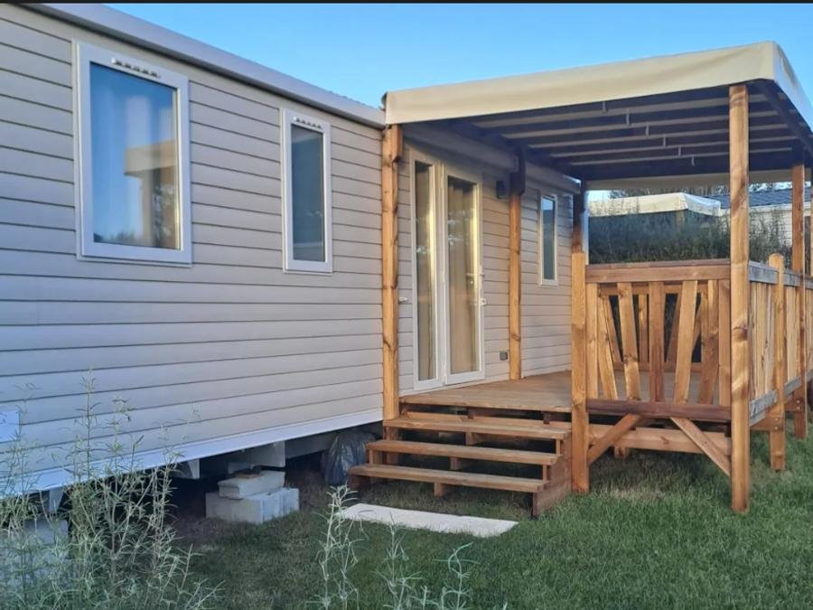 Camping Pas Cher vous présente avec son site Officiel campingpascher.fr, le Camping Le Kervastard classé 3 étoiles, situé sur la commune de Fouesnant dans le département Finistère (Bretagne) en France. Le camping Le Kervastard, vous présente un hébergement de type mobil-home et télévision. Le camping Le Kervastard vous propose du dimanche 20 septembre au dimanche 27 septembre 2026 pour 7 nuits à 372€. Cette location propose 79 dates différentes pour réserver votre séjour. Découvrez également les 6 autres gammes d'hébergements du camping. Les Avis clients pour le Camping Le Kervastard sont excellents avec une note moyenne de 8 sur 10. Piscine chauffée, Piscine couverte, Aire de jeux enfants, Baby-foot, Canoë-kayak, Court de tennis, Cyclisme, Golf, Location de bateaux, Paddle, Ping-pong, Piscine, Planche à voile, Pétanque, Randonnée, Salle de jeux vidéo, Voile, Bar, Boulangerie, Brasserie, Bureau de tabac, Créperie, Food truck, Pizzeria, Restaurant, Supermarché, Épicerie,... En savoir plus : cliquez-ICI.