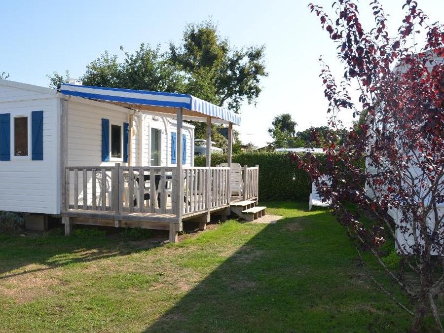 Camping Pas Cher vous présente avec son site Officiel campingpascher.fr, le Camping Le Kervastard classé 3 étoiles, situé sur la commune de Fouesnant dans le département Finistère (Bretagne) en France. Le camping Le Kervastard, vous présente un hébergement de type mobil-home et télévision. Le camping Le Kervastard vous propose du sam. 10 octobre au sam. 17 octobre 2026 pour 7 nuits à 273€. Cette location propose 18 dates différentes pour réserver votre séjour. Découvrez également les 5 autres gammes d'hébergements du camping. Les Avis clients pour le Camping Le Kervastard sont excellents avec une note moyenne de 8 sur 10. Piscine chauffée, Piscine couverte, Aire de jeux enfants, Baby-foot, Canoë-kayak, Court de tennis, Cyclisme, Golf, Location de bateaux, Paddle, Ping-pong, Piscine, Planche à voile, Pétanque, Randonnée, Salle de jeux vidéo, Voile, Bar, Boulangerie, Brasserie, Bureau de tabac, Créperie, Food truck, Pizzeria, Restaurant, Supermarché, Épicerie,... En savoir plus : cliquez-ICI.