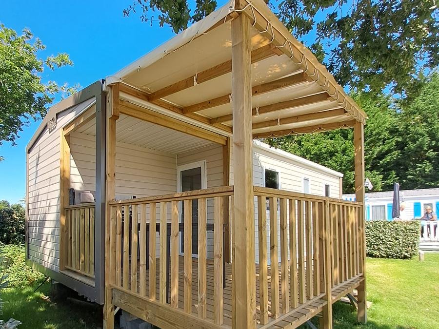 Camping Pas Cher vous présente avec son site Officiel campingpascher.fr, le Camping Le Kervastard classé 3 étoiles, situé sur la commune de Fouesnant dans le département Finistère (Bretagne) en France. Le camping Le Kervastard vous propose un hébergement de type mobil-home de 27 m² pour 4 personnes (télévision). L'établissement vous propose 6 autres types d'hébergements. Découvrez tous nos séjours à petits prix dans la commune et aux alentours de Fouesnant du département : Finistère (Bretagne). Les Avis clients pour le Camping Le Kervastard sont excellents avec une note moyenne de 8 sur 10. Piscine chauffée, Piscine couverte, Aire de jeux enfants, Baby-foot, Canoë-kayak, Court de tennis, Cyclisme, Golf, Location de bateaux, Paddle, Ping-pong, Piscine, Planche à voile, Pétanque, Randonnée, Salle de jeux vidéo, Voile, Bar, Boulangerie, Brasserie, Bureau de tabac, Créperie, Food truck, Pizzeria, Restaurant, Supermarché, Épicerie,... En savoir plus : cliquez-ICI.