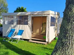 Camping Pas Cher vous présente avec son site Officiel campingpascher.fr, le Camping Le Kervastard classé 3 étoiles, situé sur la commune de Fouesnant dans le département Finistère (Bretagne) en France. Le camping Le Kervastard vous propose un hébergement de type mobil-home (télévision). L'établissement vous propose 4 autres types d'hébergements. Découvrez tous nos séjours à petits prix dans la commune et aux alentours de Fouesnant du département : Finistère (Bretagne). Les Avis clients pour le Camping Le Kervastard sont excellents avec une note moyenne de 8 sur 10. Piscine chauffée, Piscine couverte, Aire de jeux enfants, Baby-foot, Canoë-kayak, Court de tennis, Cyclisme, Golf, Location de bateaux, Paddle, Ping-pong, Piscine, Planche à voile, Pétanque, Randonnée, Salle de jeux vidéo, Voile, Bar, Boulangerie, Brasserie, Bureau de tabac, Créperie, Food truck, Pizzeria, Restaurant, Supermarché, Épicerie,... En savoir plus : cliquez-ICI.