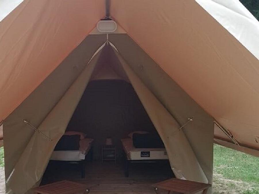 Camping Pas Cher vous présente avec son site Officiel campingpascher.fr, le Camping L'isle Aux Moulins classé 2 étoiles, situé sur la commune de Jargeau dans le département Loiret (Centre Val De Loire) en France. Le camping L'isle Aux Moulins, vous présente un hébergement de type tente de 7 m². Le camping L'isle Aux Moulins vous propose du mercredi 01 juillet au mercredi 08 juillet 2026 pour 7 nuits à 245€. Cette location propose 74 dates différentes pour réserver votre séjour. Découvrez également les 5 autres gammes d'hébergements du camping. Rivière, Piscine chauffée, Piscine couverte, Aire de jeux enfants, Cyclisme, Golf, Ping-pong, Pétanque, Dépôt de pain, Food truck, Épicerie,... En savoir plus : cliquez-ICI.