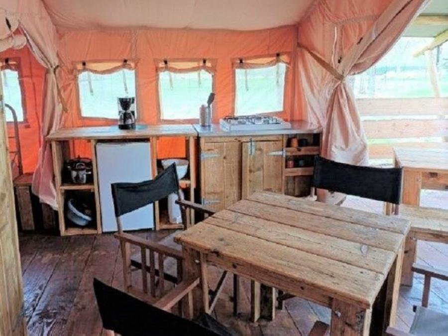 Camping Pas Cher vous présente avec son site Officiel campingpascher.fr, le Camping L'isle Aux Moulins classé 2 étoiles, situé sur la commune de Jargeau dans le département Loiret (Centre Val De Loire) en France. Le camping L'isle Aux Moulins vous propose un hébergement de type tente pour 1 personne. L'établissement vous propose 5 autres types d'hébergements. Découvrez tous nos séjours à petits prix dans la commune et aux alentours de Jargeau du département : Loiret (Centre Val De Loire). Rivière, Piscine chauffée, Piscine couverte, Aire de jeux enfants, Cyclisme, Golf, Ping-pong, Pétanque, Dépôt de pain, Food truck, Épicerie,... En savoir plus : cliquez-ICI.