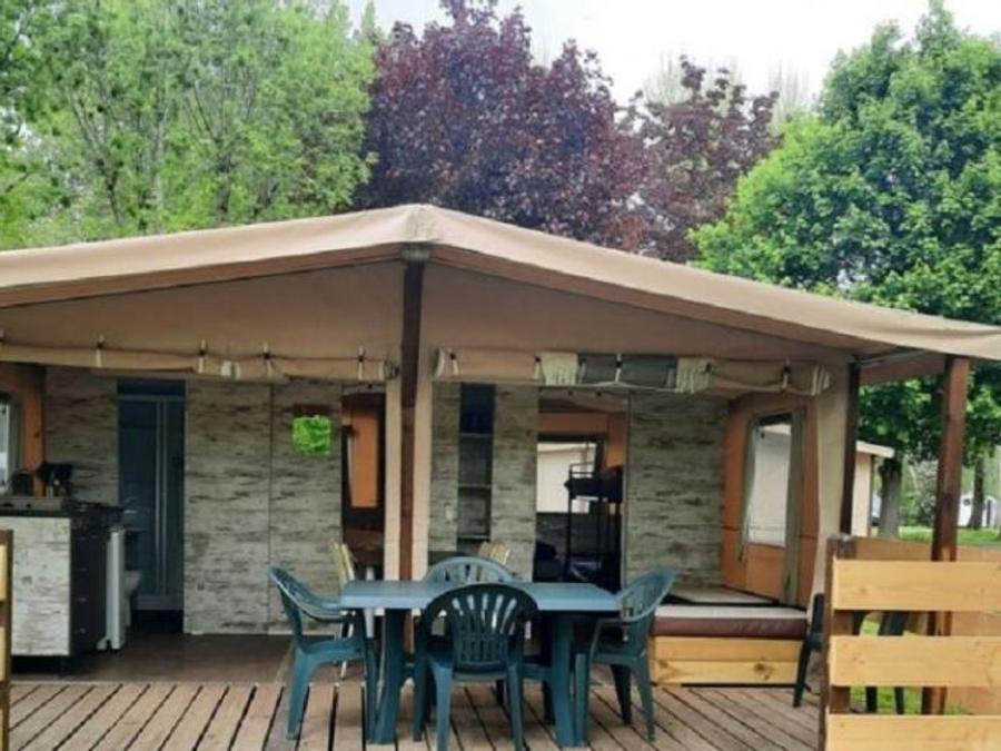 Camping Pas Cher vous présente avec son site Officiel campingpascher.fr, le Camping L'isle Aux Moulins classé 2 étoiles, situé sur la commune de Jargeau dans le département Loiret (Centre Val De Loire) en France. Le camping L'isle Aux Moulins vous propose un hébergement de type tente en toile et bois pour 5 personnes. L'établissement vous propose 4 autres types d'hébergements. Découvrez tous nos séjours à petits prix dans la commune et aux alentours de Jargeau du département : Loiret (Centre Val De Loire). Rivière, Piscine chauffée, Piscine couverte, Aire de jeux enfants, Cyclisme, Golf, Ping-pong, Pétanque, Dépôt de pain, Food truck, Épicerie,... En savoir plus : cliquez-ICI.