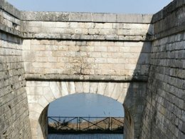 Camping Pas Cher vous présente avec son site Officiel campingpascher.fr, le Camping L'isle Aux Moulins classé 2 étoiles, situé sur la commune de Jargeau dans le département Loiret (Centre Val De Loire) en France. Le camping L'isle Aux Moulins vous propose un hébergement de type hébergement insolite pour 4 personnes. L'établissement vous propose un autre type d'hébergement. Découvrez tous nos séjours à petits prix dans la commune et aux alentours de Jargeau du département : Loiret (Centre Val De Loire). Rivière, Piscine chauffée, Piscine couverte, Aire de jeux enfants, Cyclisme, Golf, Ping-pong, Pétanque, Dépôt de pain, Food truck, Épicerie,... En savoir plus : cliquez-ICI.