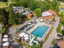 Camping Pas Cher vous présente avec son site Officiel campingpascher.fr, le Camping Sunêlia Domaine De Champé classé 5 étoiles, situé sur la commune de Bussang dans le département Vosges (Lorraine) en France. Le camping Sunêlia Domaine De Champé, vous présente un hébergement de type mobil-home de 40 m² pour 1 personne avec climatisation et télévision. Le camping Sunêlia Domaine De Champé vous propose du sam. 12 septembre au sam. 19 septembre 2026 pour 7 nuits à 1059€. Cette location propose 15 dates différentes pour réserver votre séjour. Découvrez également les 23 autres gammes d'hébergements du camping. Les Avis clients pour le Camping Sunêlia Domaine De Champé sont excellents avec une note moyenne de 9 sur 10. Parc aquatique, Piscine couverte, Piscine extérieure, Club ados, Club enfants, Aire de jeux enfants, Court de padel en extérieur, Ping-pong, Pétanque, Terrain multisports, Bar, Plats à emporter, Restaurant, Snack/Bar, Épicerie,... En savoir plus : cliquez-ICI.