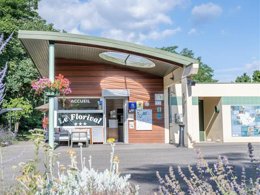 Camping Pas Cher vous présente avec son site Officiel campingpascher.fr, le Camping Le Florival classé 3 étoiles, situé sur la commune de Issenheim dans le département Haut-rhin (Alsace) en France. Le camping Le Florival, vous présente un hébergement de type chalet de 28 m². Le camping Le Florival vous propose du dimanche 14 juin au dimanche 21 juin 2026 pour 7 nuits à 456€. Cette location propose 46 dates différentes pour réserver votre séjour. Découvrez également les 2 autres gammes d'hébergements du camping. Les Avis clients pour le Camping Le Florival sont excellents avec une note moyenne de 8 sur 10. Piscine chauffée, Piscine couverte, Aire de jeux enfants, Canoë-kayak, Court de tennis, Cyclisme, Golf, Ping-pong, Pétanque, Terrain multisports, Dépôt de pain,... En savoir plus : cliquez-ICI.