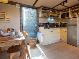 Camping Pas Cher vous présente avec son site Officiel campingpascher.fr, le Camping L'etang D'aleth classé 3 étoiles, situé sur la commune de Saint Malo De Beignon dans le département Morbihan (Bretagne) en France. Le camping L'etang D'aleth, vous présente un hébergement de type bungalow pour 4 personnes. Le camping L'etang D'aleth vous propose du lundi 25 mai au lundi 01 juin 2026 pour 7 nuits à 296€. Cette location propose 131 dates différentes pour réserver votre séjour. Découvrez également les 7 autres gammes d'hébergements du camping. Les Avis clients pour le Camping L'etang D'aleth sont de 7 sur 10. Étang, Animation enfants, Dépôt de pain, Plats à emporter, Snack/Bar, Épicerie,... En savoir plus : cliquez-ICI.