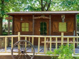 Camping Pas Cher vous présente avec son site Officiel campingpascher.fr, le Camping L'etang D'aleth classé 3 étoiles, situé sur la commune de Saint Malo De Beignon dans le département Morbihan (Bretagne) en France. Le camping L'etang D'aleth, vous présente un hébergement de type bungalow pour 4 personnes. Le camping L'etang D'aleth vous propose du lundi 25 mai au lundi 01 juin 2026 pour 7 nuits à 296€. Cette location propose 131 dates différentes pour réserver votre séjour. Découvrez également les 7 autres gammes d'hébergements du camping. Les Avis clients pour le Camping L'etang D'aleth sont de 7 sur 10. Étang, Animation enfants, Dépôt de pain, Plats à emporter, Snack/Bar, Épicerie,... En savoir plus : cliquez-ICI.