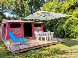 Camping Pas Cher vous présente avec son site Officiel campingpascher.fr, le Camping L'etang D'aleth classé 3 étoiles, situé sur la commune de Saint Malo De Beignon dans le département Morbihan (Bretagne) en France. Le camping L'etang D'aleth, vous présente un hébergement de type tente pour 2 personnes. Le camping L'etang D'aleth vous propose du lundi 25 mai au lundi 01 juin 2026 pour 7 nuits à 296€. Cette location propose 137 dates différentes pour réserver votre séjour. Découvrez également les 7 autres gammes d'hébergements du camping. Les Avis clients pour le Camping L'etang D'aleth sont de 7 sur 10. Étang, Animation enfants, Dépôt de pain, Plats à emporter, Snack/Bar, Épicerie,... En savoir plus : cliquez-ICI.